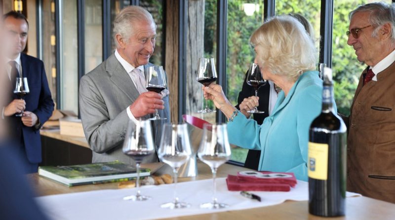 Foto: Raja Charles III Bersama Ratu Camilla Cicipi Minuman Anggur di Prancis