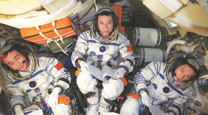 Untuk Pertama Kalinya, Astronaut Termuda China Melesat ke Antariksa
