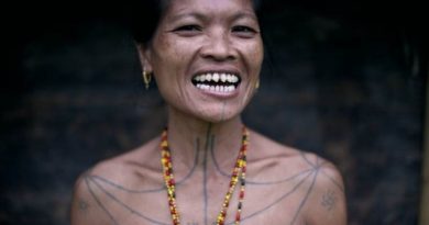 Tradisi Unik Suku Mentawai: Wanita Dikerik Giginya Sampai Runcing Biar Cantik