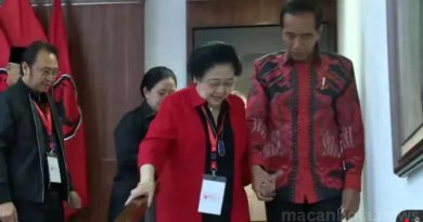 Momen Jokowi Gandeng Tangan Megawati saat Rakernas III PDIP. (Liputan6.com/Delvira Hutabarat)